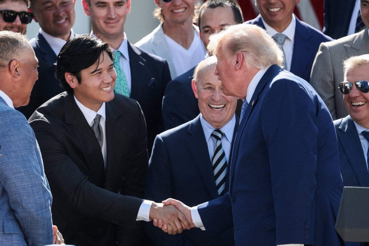 【MLB】大谷翔平と山本由伸へ「どちらの方が優れた投手なんだ?」 トランプ大統領の“究極の質問”にお互い即答、息ピッタリの反応に爆笑 【MLB】大谷翔平と山本由伸へ「どちらの方が優れた投手なんだ?」 トランプ大統領の“究極の質問”にお互い即答、息ピッタリの反応に爆笑