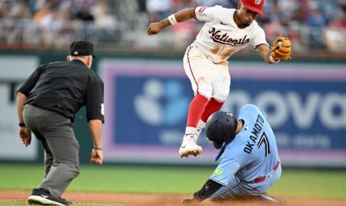 【MLB】岡本和真、実況席驚きの“メジャー初盗塁”で貴重な追加点演出「完全に意表を突いた」　ゲレーロJr.らチームメートも大喜び