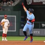 【MLB】岡本和真、“大谷超え”の次は球団記録に並ぶ24号……試合前には「ジャイアンツ仲間」とスリーショット写真に収まりリラックス