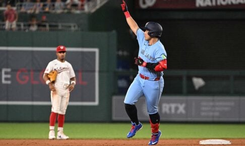 【MLB】岡本和真、“大谷超え”の次は球団記録に並ぶ24号……試合前には「ジャイアンツ仲間」とスリーショット写真に収まりリラックス