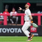 【MLB】ハーパーが4年ぶりの外野手復帰、恒例の“スタンドへ最敬礼”に実況興奮「いつも彼はこうしていた」 安打製造機アラエス加入で内野再編 【MLB】ハーパーが4年ぶりの外野手復帰、恒例の“スタンドへ最敬礼”に実況興奮「いつも彼はこうしていた」 安打製造機アラエス加入で内野再編