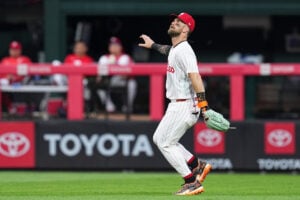 【MLB】ハーパーが4年ぶりの外野手復帰、恒例の“スタンドへ最敬礼”に実況興奮「いつも彼はこうしていた」　安打製造機アラエス加入で内野再編