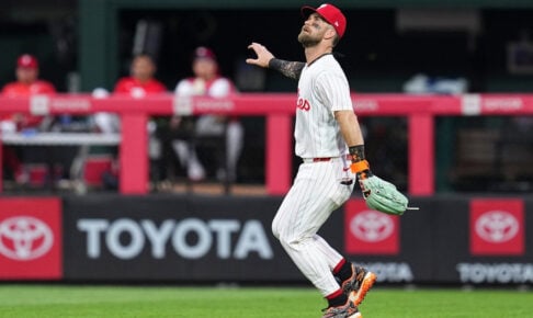 【MLB】ハーパーが4年ぶりの外野手復帰、恒例の“スタンドへ最敬礼”に実況興奮「いつも彼はこうしていた」　安打製造機アラエス加入で内野再編