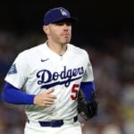 【MLB】ドジャースタジアムに悲鳴、フリーマンがフライを追って階段を踏み外し「カメラマン席へ転落」 場内に緊張走るも…… 【MLB】ドジャースタジアムに悲鳴、フリーマンがフライを追って階段を踏み外し「カメラマン席へ転落」 場内に緊張走るも……