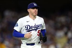【MLB】ドジャースタジアムに悲鳴、フリーマンがフライを追って階段を踏み外し「カメラマン席へ転落」　場内に緊張走るも……