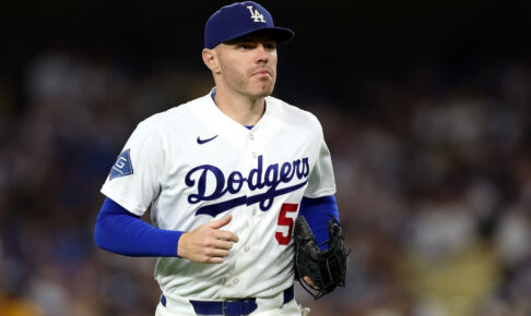 【MLB】ドジャースタジアムに悲鳴、フリーマンがフライを追って階段を踏み外し「カメラマン席へ転落」　場内に緊張走るも……