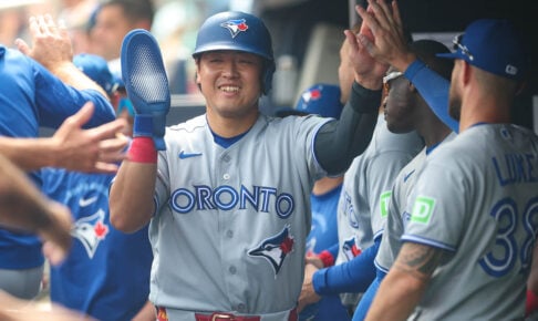 【MLB】岡本和真、ヤ軍スターと見せた二塁打直後の談笑　メジャー1年目から発揮する“愛され力”、敵地でも放つ存在感