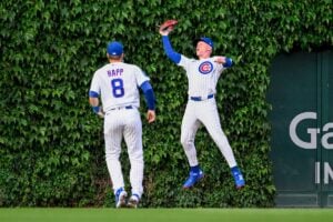 【MLB】「ボールが2つある」捕った？落とした？カブス本拠地リグレーフィールド名物の信じられない珍プレー　外野手がツタのフェンスに激突し……