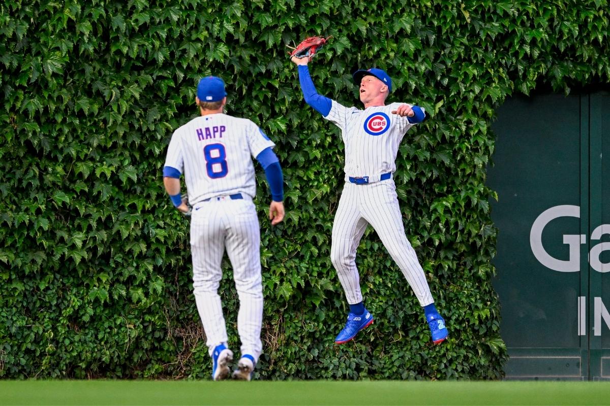 【MLB】「ボールが2つある」捕った?落とした?カブス本拠地リグレーフィールド名物の信じられない珍プレー 外野手がツタのフェンスに激突し…… 【MLB】「ボールが2つある」捕った?落とした?カブス本拠地リグレーフィールド名物の信じられない珍プレー 外野手がツタのフェンスに激突し……