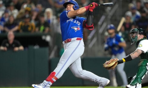 【MLB】岡本和真、劣勢から左翼スタンドへ“確信歩き”29号ソロ　左腕のカットボールを豪快フルスイング