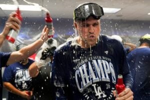 【MLB】スクーバル＆スネル、CY賞左腕2人がシャンパンファイトで掛け合い……山本由伸も加えた“豪華スリーショット”が話題に