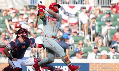 【MLB】「なんてスポーツなんだ」敗退まであと6アウト、シュワーバーとハーパーが連続アーチでフィリーズ勝利　“痛恨の落球”から起死回生の……