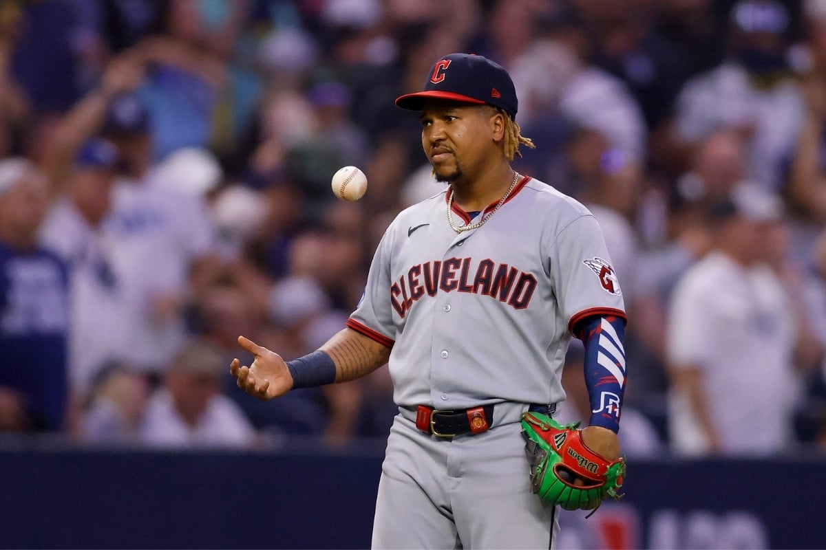 【MLB】「芝生の境目で跳ねた」ラミレス痛恨のトンネルでガーディアンズ敗戦、レイズと1勝1敗に ア・リーグ優勝決定シリーズ 【MLB】「芝生の境目で跳ねた」ラミレス痛恨のトンネルでガーディアンズ敗戦、レイズと1勝1敗に ア・リーグ優勝決定シリーズ