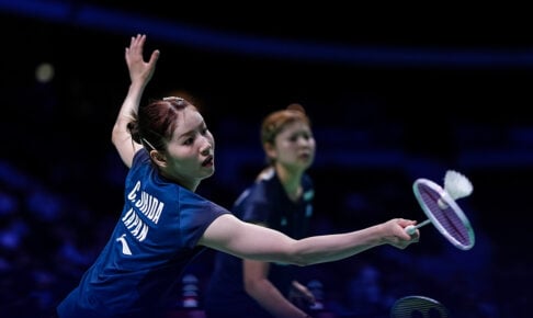 初の国際大会に臨んだ志田千陽・平本梨々菜組、わずか32分で初戦突破……渡辺勇大・田口真彩組は不戦勝でラウンド16へ【バドミントン】