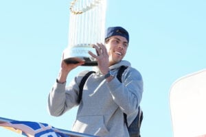 【MLB】ブルワーズが世界一の報告で地元ミルウォーキーに凱旋　優勝トロフィー携え、NFLパッカーズ本拠地を訪問