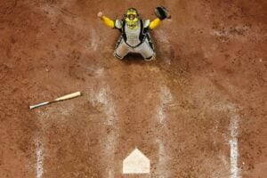 【MLB】ブルワーズ世界一の瞬間、正捕手コントレラスを上空から捉えた「奇跡の1枚」　AIでもドローンでもなく……熟練カメラマンたちの巧みな連携