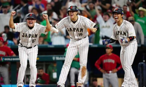 【WBC】吉田正尚の同点3ランに大谷翔平らが歓喜爆発　侍ジャパンの手荒い祝福に吉田はニコリ