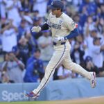 【MLB】「オオタニがデコイのポーズを披露」大谷翔平、4号直後のロハスとの祝福に公式注目　先頭打者弾で反撃の口火