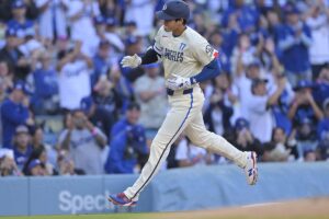 【MLB】「オオタニがデコイのポーズを披露」大谷翔平、4号直後のロハスとの祝福に公式注目　先頭打者弾で反撃の口火
