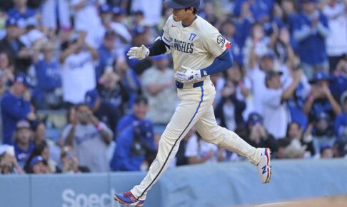 【MLB】「オオタニがデコイのポーズを披露」大谷翔平、4号直後のロハスとの祝福に公式注目　先頭打者弾で反撃の口火