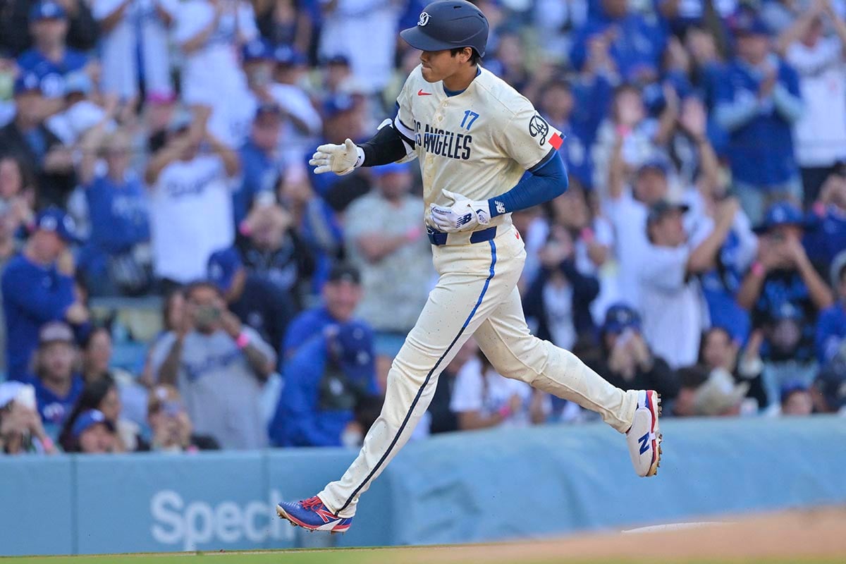 【MLB】「オオタニがデコイのポーズを披露」大谷翔平、4号直後のロハスとの祝福に公式注目 先頭打者弾で反撃の口火 【MLB】「オオタニがデコイのポーズを披露」大谷翔平、4号直後のロハスとの祝福に公式注目 先頭打者弾で反撃の口火